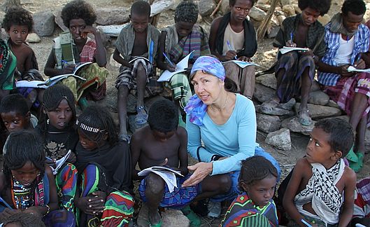 Ramona Gresch bei den Afar Nomaden in Äthiopien