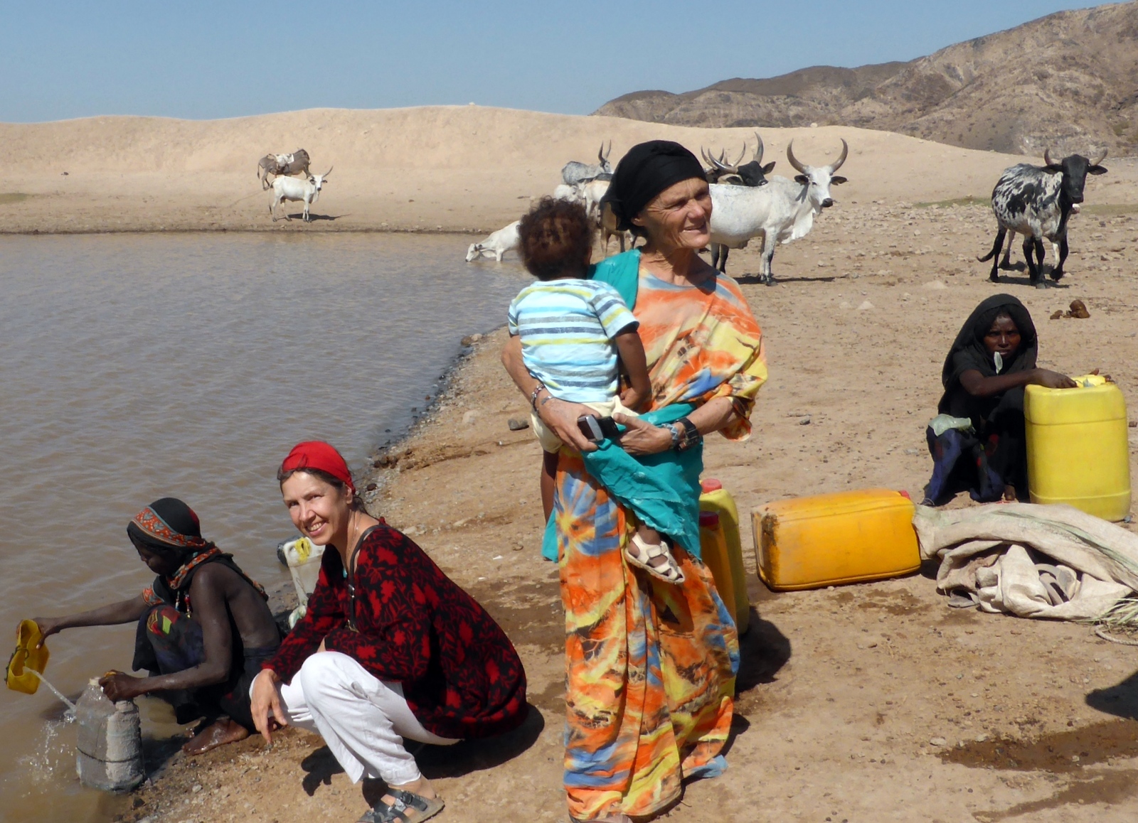 Ramona Gresch und Valerie Browning bei den Afar Nomaden in Äthiopien