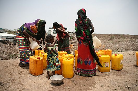 Wasserversorung aus Kanistern