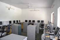 Blick in den frisch eingerichtete Computerraum der Mädchenschule