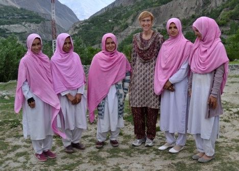 Monika Schneid mit College Studentinnen