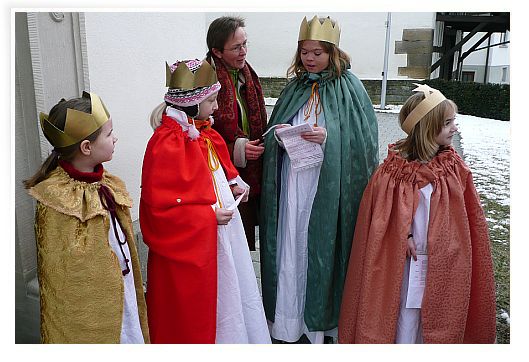 Sternsinger vor der Kirche in Seebronn